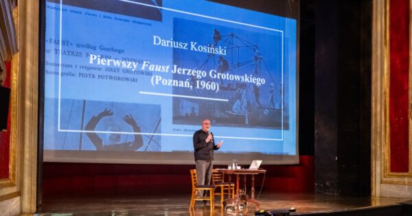 „Grot Fausta. Faustyczne dzieje teatru Jerzego Grotowskiego” Dariusza Kosińskiego | Wykład w&nbsp;Teatrze Polskim w&nbsp;Poznaniu | Fotorelacja